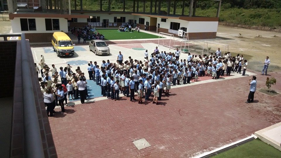 Evacuación de estudiantes